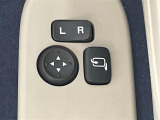 【電動格納ミラー】運転席のスイッチで、ドアミラーの開閉や角度の調整ができます。