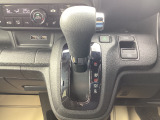 シンプルなデザインのシフトレバーなので簡単に操作することができますね!