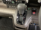 シフトはインパネシフト、パーキングブレーキは電子制御となっています。