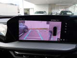 4台の広角サラウンドビューカメラが、車両の全周囲360度を瞬時に捉え、様々な角度からの映像を映し出し、駐車時の操作がより簡単になります。ギアをリバースに入れるか、センターコンソールのボタンで起動します。