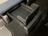 リヤシート足元には収納ボックスが付いております