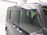ワイドバイザーを装着していますので、雨の日でも少し窓を開けられます。