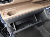 カップホルダーは運転席や助手席からちょうど手の届く位置です!!