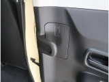 濡れた傘も気兼ねなく車内に持ち込めるアンブレラホルダーが後席ドアにございます!雨水は外に排出される仕組みです。
