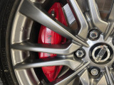 【レッドキャリパー】色鮮やかなキャリパーがスポーティな印象を引き立てます♪