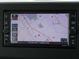 【ナビ】メモリーナビ(MJ120D-W)付きです。目的地を設定すれば初めての場所でも簡単に行くことができます。もちろん音楽だって聴けちゃいます♪