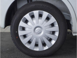 【ホイールキャップ】車に良く似合う純正ホイールキャップが装備されています。ノーマルタイヤ、スタッドレスタイヤもスズキ自販島根にお任せください。