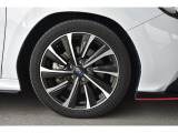 純正18インチアルミホイル/タイヤサイズは225/45R18です
