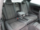 ホールド性が高く、ほどよく固いリアシートは長時間乗車も快適に過ごす事ができます。
