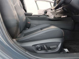 パワーシート搭載。微妙な調整が手軽にでき、ピッタリなポジションで運転することが可能です。