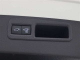 ハンズフリーパワーバックド(挟み込み防止機能・停止位置メモリー機能付)が装備されています。スマートキーを携帯していれば、リヤバンパーの下に足を出し入れするだけでバックドアが自動開閉します。