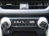 左右独立温度コントロールフルオートエアコンです。運転席、助手席それぞれで独立して温度設定ができます。冷え性の方が乗っても安心ですね♪