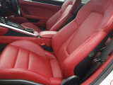 ・ホールド制に優れたドスポーツシート ・レザーインテリアパッケージ(レッドステッチ)