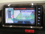 パノラミックビューモニター搭載。カメラで車両周囲の状況を映し出すため、狭い場所での駐車などに役立ちます。
