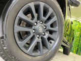 【純正18インチアルミホイール】外観にマッチした純正アルミホイールを装着しております。各種社外アルミホイールや、スタッドレスタイヤも取扱いしております。是非ご相談ください♪