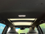 【調光パノラマルーフ】車内の解放感が一気に上がる大型パノラマルーフに調光機能がプラス!日差しが強い時、シェードを閉めなくてもガラスの透明度を調整することで心地よい明るさに♪
