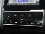 操作部に静電式タッチパネルを採用したフルオート・エアコンディショナー。Honda インターナビ同様、スマートフォン感覚の直感操作を実現しています。