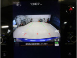 リヤビューカメラの映像です。ステアリング連動ガイドラインが、後退時の予想進路を表示し、運転のサポートを致します。