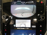 ■人気のフロントビューモニター装備。フロントグリルのカメラ映像をマルチファンクションディスプレイに表示。自車の前方の様子が確認可能です。見通しの悪い交差点や駐車・発進時などの前方確認をサポートします。
