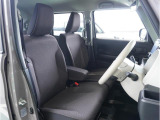 【清潔感のある運転席&助手席】隅々までクリーニングの行き届いた運転席&助手席。目立ったシミや汚れ等もございません。
