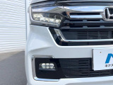 【LEDヘッドライト】悪天候や夜間走行時も良好な視界を確保し安心して運転できる高輝度LEDヘッドライトを装備!点灯速度が早く、消費電力も抑えられています。