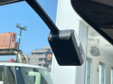 フロントガラスにドライブレコーダーがついています。