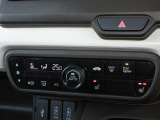 エアコンはオートエアコンでお好みの温度調整が出来、オールシーズン快適にドライブできます!フロントシートの座面に2段階調節のシートヒーターを内蔵。身体を直接温めることができます。