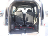 簡単に収納できる後部座席!大空間が出現します!シートアレンジが多彩な点も特徴です!レジャー用品も積み込めます!