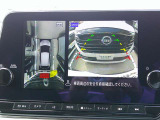 【アラウンドビューモニター】空から見下ろすような視点で、スムースな駐車と安全確認をサポートします。