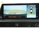 【パノラミックビューモニター】車両を上から見たような映像をディスプレイオーディオに表示します◇運転席からの目視だけでは見にくい車両周辺の状況をリアルタイムで表示します