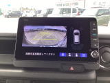 リアカメラを装備していますのでバック駐車も安心です。リバースギア連動で自動に切り替わり、車後方を表示します。