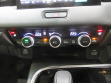 オートエアコンは左右席で独立温度コントロールが可能です。運転席はキンキンに冷やして助手席はマイルドにと言った設定が可能です☆暑さ寒さでケンカすることもなくなりますね♪