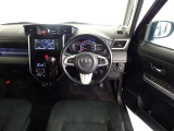 革巻きステアリングで快適な操作性の運転席です。