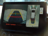 パノラミックビューモニター付きです。車両を上から見たような映像をディスプレイオーディオ画面に表示。運転席からの目視だけでは見にくい、車両周辺の状況をリアルタイムでしっかり確認できます。