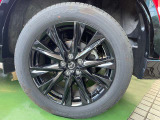 大迫力のホイールが装着されておりおクルマの存在感を足元から引き立ててくれます。