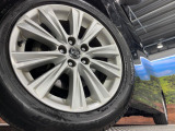【純正18インチアルミホイール】外観にマッチした純正アルミホイールを装着しております。各種社外アルミホイールや、スタッドレスタイヤも取扱いしております。是非ご相談ください♪