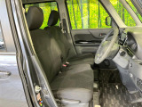 運転席まわりには十分なスペースがあり、大柄な方でもゆったり運転していただける環境です。