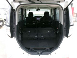 後席を倒すと収納力がアップします。長尺物も積めるのでカーライフの幅が広がりますね。