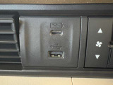 USBも完備しており長距離でも安心です!スマートフォンやタブレット等の充電が可能なUSBポート付きです。好きな音楽も一緒に連れ出せますよね。