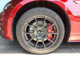赤のキャリパーがかっこ良い☆Brembo製のキャリパーとRAYS社製のホイールを装着しております!