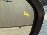 隣車線を走る車両をレーダーで検知し、ドアミラーでは確認しにくい後側方エリアに存在する車両に加え、急接近してくる車両も検知します。車両を検知するとドアミラーに搭載されたLEDインジケーターが点灯します。