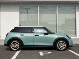 オリジナルサービスもついたMINI自動車保険も取り扱っております。MINI自動車保険にご加入いただくと、万一のトラブルを24時間365日サポートするエマージェンシー・サービスの〈プレミアム〉をご利用いただけます。