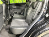 後部座席も気になるようなキズ・汚れやへたり等、大きなダメージはなく、良好な状態です。