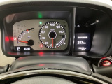 スピードメーターとタコメーターを大きく配した見やすいメーター部になっています。右側のインフォメーション画面でオドメーターや燃費などの情報を確認できます。