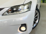 【LEDヘッドライト】悪天候や夜間走行時も良好な視界を確保し安心して運転できる高輝度LEDヘッドライトを装備!点灯速度が早く、消費電力も抑えられています。