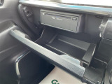 グローブボックスの画像です。店舗にて現車の確認もいただけますので、お電話で在庫のご確認の上是非ご来店くださいませ!!!ワクワクするクルマ選びをご提案します!