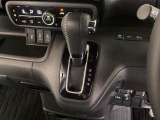 自然に手が届き、操作性の良いインパネシフトに、パーキングブレーキは、フットブレーキタイプなので、運転席と助手席の間はすっきりしています。