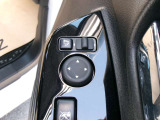 電動格納式ミラーなので、対向車などとのすれ違い時にも便利です。