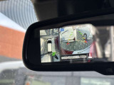 スマートルームミラーも付いています。後方ピラーや荷物、後席に同乗している方や曇りなど視界が遮られた場合でも後方カメラからの映像で安全確認をすることができます。