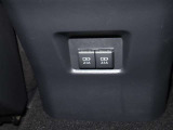 【充電用USB端子】スマートフォンなどを充電できるUSB端子(2.1A)を装備しています。
